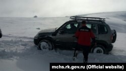 Специалисты российского МЧС в Крыму оказывают помощь автомобилистам. Крым, 6 января 2019 года