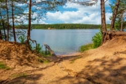 Піщані береги популярних серед туристів Блакитних озер у Чернігівській області