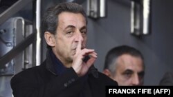Николя Саркози посетил футбольный матч на стадионе в Париже 19 ноября 2016 года (архивное фото)