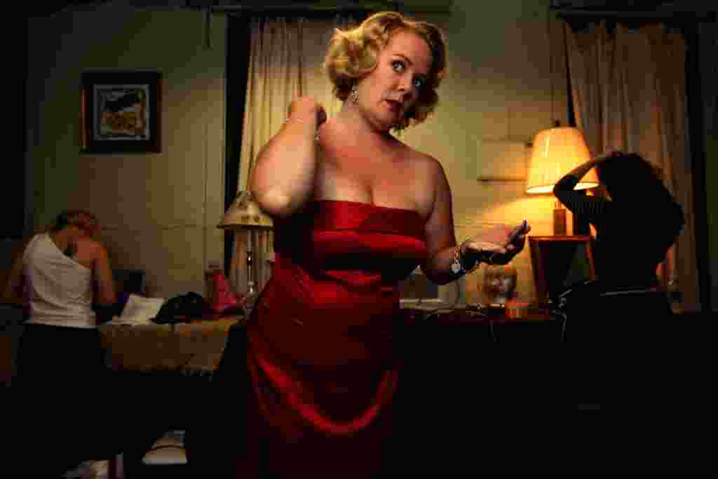 برنده دوم بخش تک عکس هنری عکاس کارولين کول، آمريکا، لس آنجلس تايمز دبی ديويس، خواننده آمريکايی برای اجرا در نيواورلئان آماده می شود