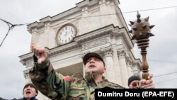 Veterani cu buzdugan în mână în faţa clădirii guvernului. 2 martie 2020