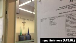 Зала суду в італійському місті Павія перед початком засідання, 6 липня 2018 року