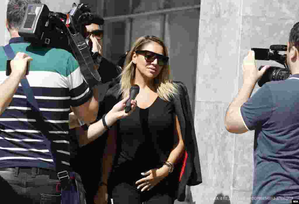 МАКЕДОНИЈА - Водителката Лила Филиповска била во јавното обвинителство да даде исказ за случајот Рекет. Таа е блиска пријателка на Бојан Јовановски - Боки 13, кој, како осомничен, е во притвор во затворот Шутка. Исказ пред Обвинителството даде и бизнисменот Силјан Мицевски, кој по исказот, на новинарите им изјави дека побарал да му ги вратат парите што ги уплатил на Меѓународен сојуз.