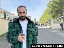 რეჟისორი გიორგი თავართქილაძე სასამართლო პროცესის შემდეგ, 2025 წლის 22 ნოემბერი