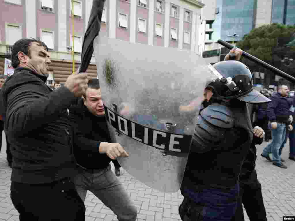 Поддржувачите на опозициската Социјалистичка партија се судрија со полицијата за време на анти-владините протести во Тирана - Поддржувачите на опозициската Социјалистичка партија се судрија со полицијата за време на анти-владините протести во Тирана 