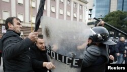 Тирана: сторонники оппозиционных социалистов с полицией
