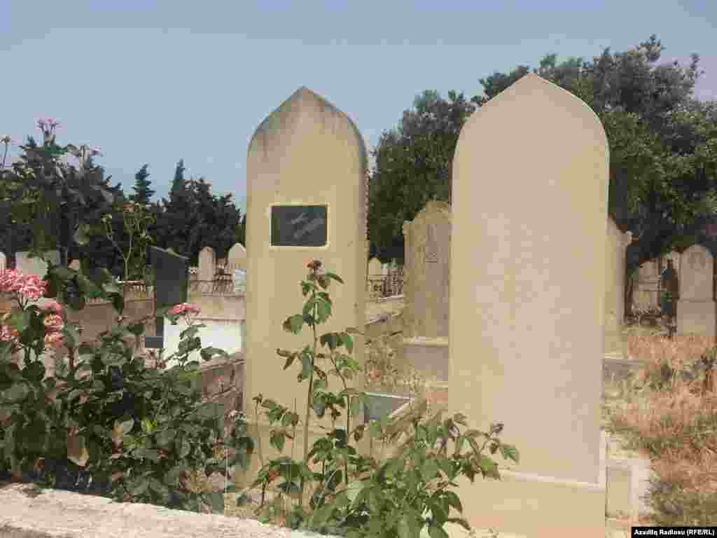 Daraq və qayçı şəkilli məzar vaxtilə bərbər olan birinə məxsusdur.