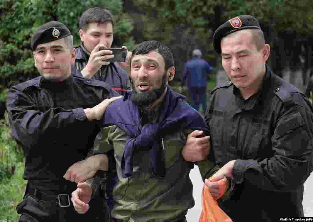 Полиция &quot;Астана&quot; алаңында жүрген адамдардың бірін әкетіп барады. Алматы, 10 маусым 2019 жыл.&nbsp;