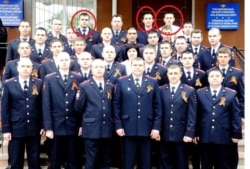 По словам Сервера, слева направо отмечены на фото: "Коля, по центру сотрудник, имя которого я не знаю, и Александр Васильевич в белой рубашке"