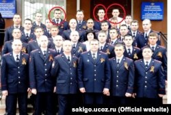 По словам Сервера, слева направо отмечены на фото: «Коля, по центру сотрудник, имя которого я не знаю, и Александр Васильевич в белой рубашке»