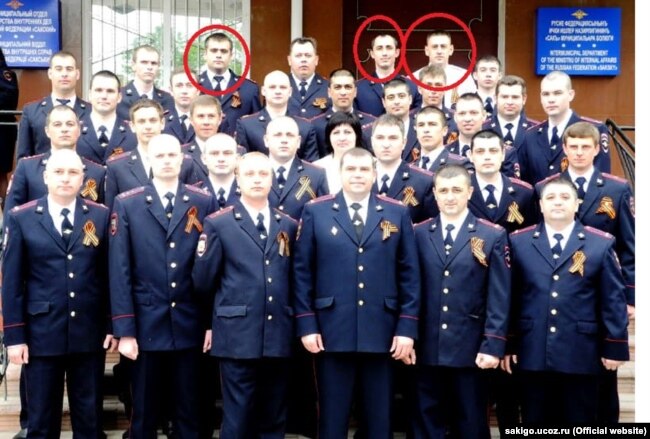 По словам Сервера, слева направо отмечены на фото: «Коля, по центру сотрудник, имя которого я не знаю, и Александр Васильевич в белой рубашке»