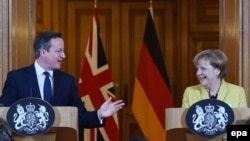 Британский премьер-министр Дэвид Кэмерон и немецкий канцлер Ангела Меркель во время пресс-конференции на Даунинг стрит 10 в Лондоне, январь 2015.