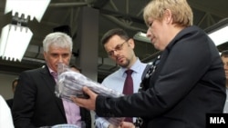 Вицепремиерот и министер за финансии Зоран Ставрески во посета на конфекциски погон.