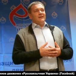 Вадим Колесніченко на тлі банера «Російськомовної України»