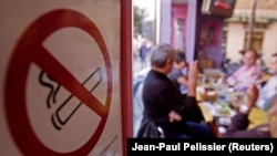 Dohányzást tiltó tábla egy étteremben Marseille-ban, Franciaországban (képünk illusztráció)