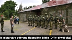 Vulin sa pripadnicima Vojske Srbije u Šidu, 17. maj 2020.