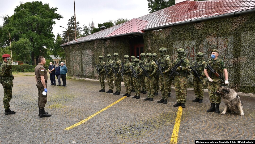 Vulin sa pripadnicima Vojske Srbije u Šidu, 17. maj 2020.