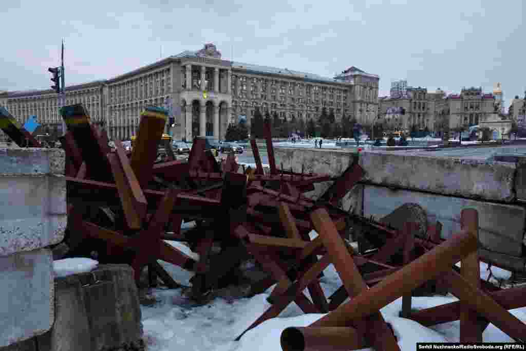 Протитанкові їжаки на майдані Незалежності, 24 лютого 2026 року.12 січня 2026 року минуло 1418 днів від початку повномасштабної російської агресії, яка розпочалася 24 лютого 2022 року.Війна в Україні триває довше за «Велику вітчизняну війну» – так в радянській та російській історіографії називають період Другої світової війни, який почався 22 червня 1941 року з нападу німецької армії на СРСР і завершився капітуляцією нацистської Німеччини 9 травня 1945 року