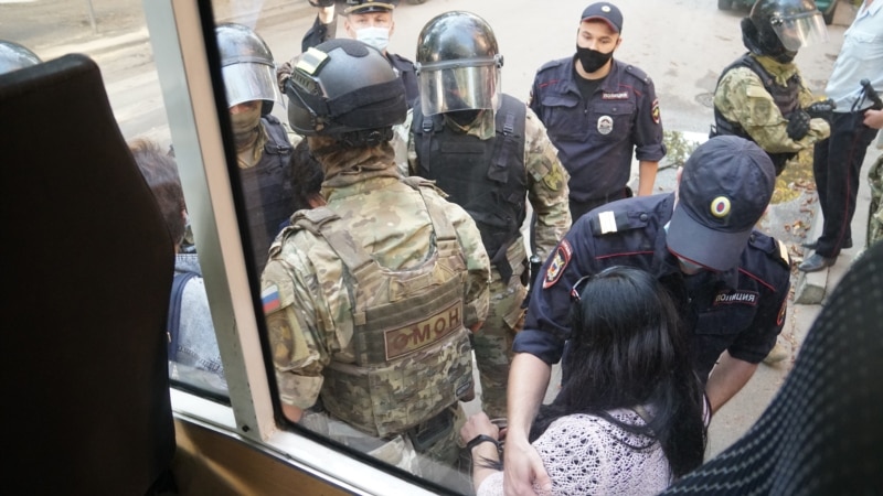 В Крыму прошли массовые задержания у здания ФСБ: как это было (фотогалерея)