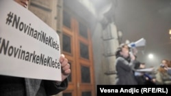 Protest "Novinari ne kleče"