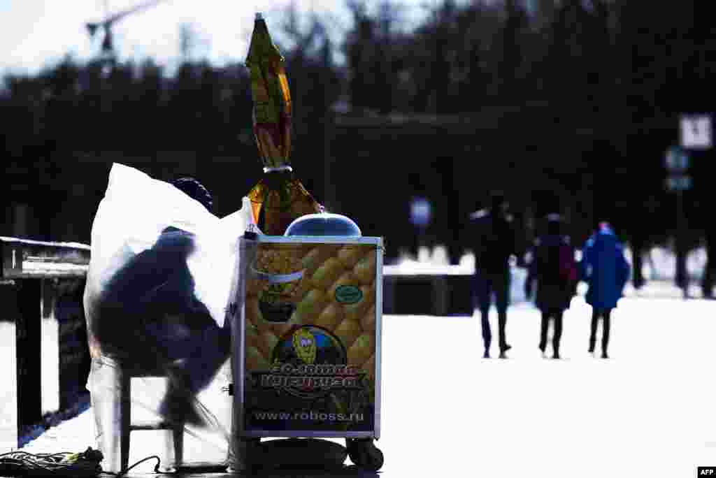 A street vendor sells boiled corn on an observation point at Vorobyovy Gory in Moscow. (AFP/Natalia Kolesnikova)