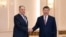 Міністр закордонних справ Росії Сергій Лавров (ліворуч) тисне руку голові Китаю Сі Цзіньпіну в Пекіні, Китай, 15 квітня 2026 року