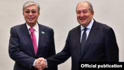 Президент Армении Армен Саркисян (справа) и президент Казахстана Касым-Жомарт Токаев 