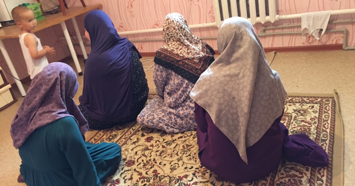 Ыстық брюнетка үнді әйелі стриптиз көрсетіп, каминнің жанында құмарлықпен мастурбация жасайды