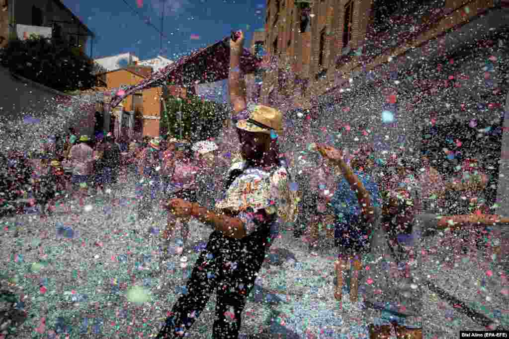 Людзей абсыпаюць канфэці падчас традыцыйнай рэлігійнай працэсіі ў гішпанскай вёсцы Бэтэра, 15 жніўня. 