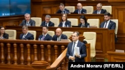 Premierul Vasile Tofan, alături de cabinetul său de miniștri, la ședința privind votul de învestitură. 