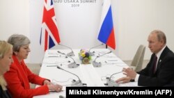 Vladimir Putin (sağda) və Theresa May
