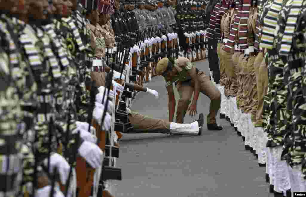 A policewoman helps her comrade who fainted during a full-dress rehearsal for India&#39;s Independence Day celebrations in the southern city of Chennai. (Reuters/Babu)
