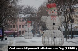 Новорічну ілюмінацію в центрі Одеси ще не прибрали, 27 лютого 2018 року