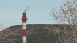 Dimnjak topionice bakra u većinskom vlasništvu kineske rudarske kompanije Ziđin, 7. april 2026.