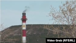 Dimnjak topionice bakra u većinskom vlasništvu kineske rudarske kompanije Ziđin, 7. april 2026.