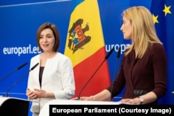 Maia Sandu și președinta Parlamentului European, Roberta Metsola, la Bruxelles, 18 mai 2022.