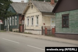 Драўляная забудова ў Краславе. Падобную архітэктуру можна сустрэць і ў суседняй Беларусі ў Верхнядзьвінску, Браславе і іншых месцах