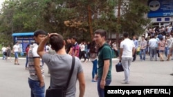 Молодые люди у здания КазНУ имени Аль-Фараби. Алматы, 13 августа 2013 года.