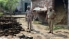 Oficerët e policisë inspektojnë pjesë të një predhe të bashkangjitur në një dron në fshatin Wadala Bhittewad pranë Amritsar, Indi, më 10 maj.