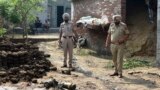 Oficerët e policisë inspektojnë pjesë të një predhe të bashkangjitur në një dron në fshatin Wadala Bhittewad pranë Amritsar, Indi, më 10 maj.