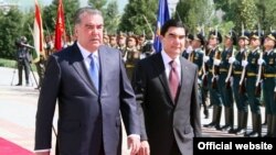 Tajik President Emomali Rahmon (left) and Turkmen President Gurbanguly Berdymukhammedov in Dushanbe in 2014