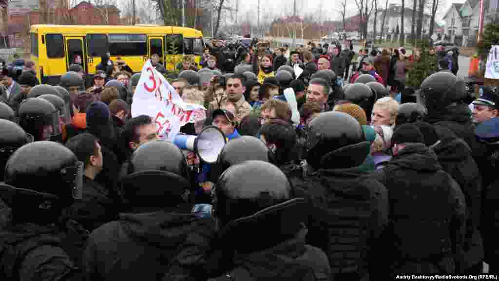Ukratna prezidenti Viktor Yanukovich-in iqamətgahı yerləşən Nova Petrovitsi kəndində etiraz aksiyası. 15 aprel 2013 