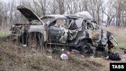 Луганск облысының Пришиб елді мекенінде ЕҚЫҰ-ның минаға түсіп қалған көлігі. Украина, 23 сәуір 2017 жыл.