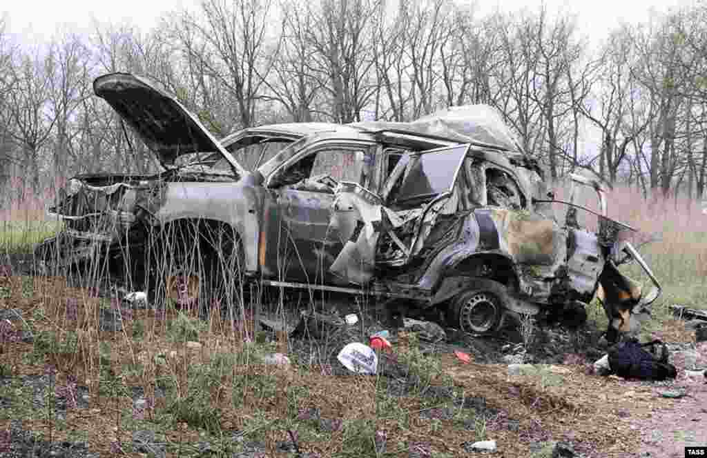 Автомобіль Спеціальної моніторингової місії ОБСЄ після вибуху біля села Пришиб Луганської області, 23 квітня 2017 року БІЛЬШЕ ПРО ЦЕ