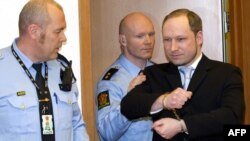 Anders Bering Breivik, i shoqëruar nga policia.