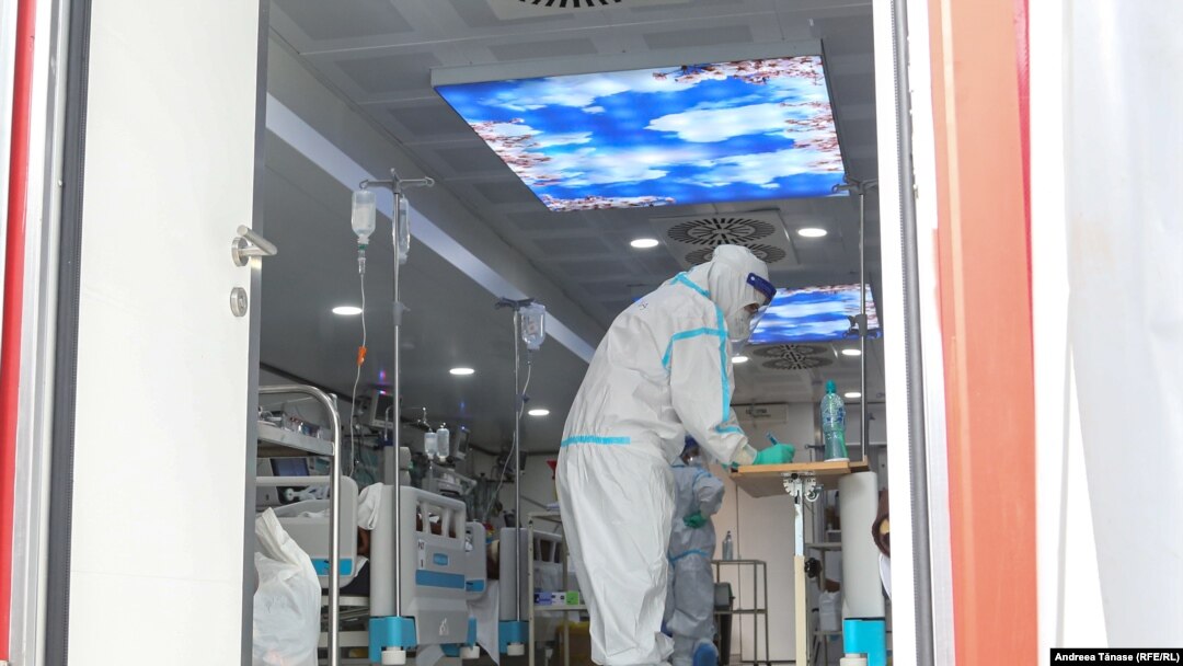 Un medic îngrijind pacienți bolnavi de Covid într-o unitate mobilă (citește container) la Institutul Marius Nasta din București. Clădirile sunt insuficiente. Trei persoane au murit ieri în modulele din curtea Spitalului Județean Galați, așteptând să li se facă loc înăuntru. 