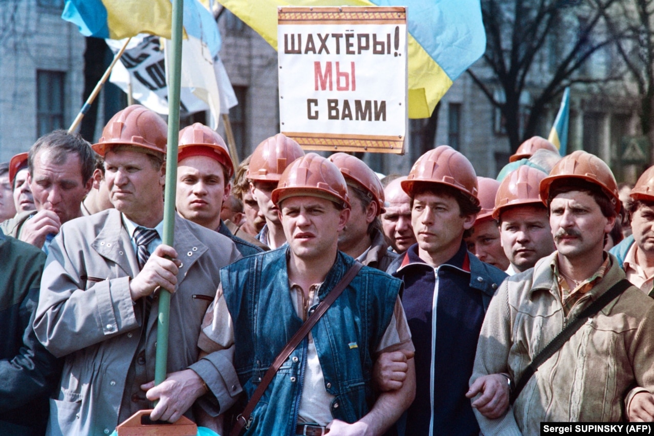 Українські шахтарі під час робітничої демонстрації біля Верховної Ради УРСР. Учасники вимагали багатопартійних виборів, звільнення ув’язненого депутата Степана Хмари та індексації зарплат. Київ, 16 квітня 1991 року