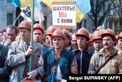 Українські шахтарі під час робітничої демонстрації біля Верховної Ради УРСР. Учасники вимагали багатопартійних виборів, звільнення ув’язненого депутата Степана Хмари та індексації зарплат. Київ, 16 квітня 1991 року