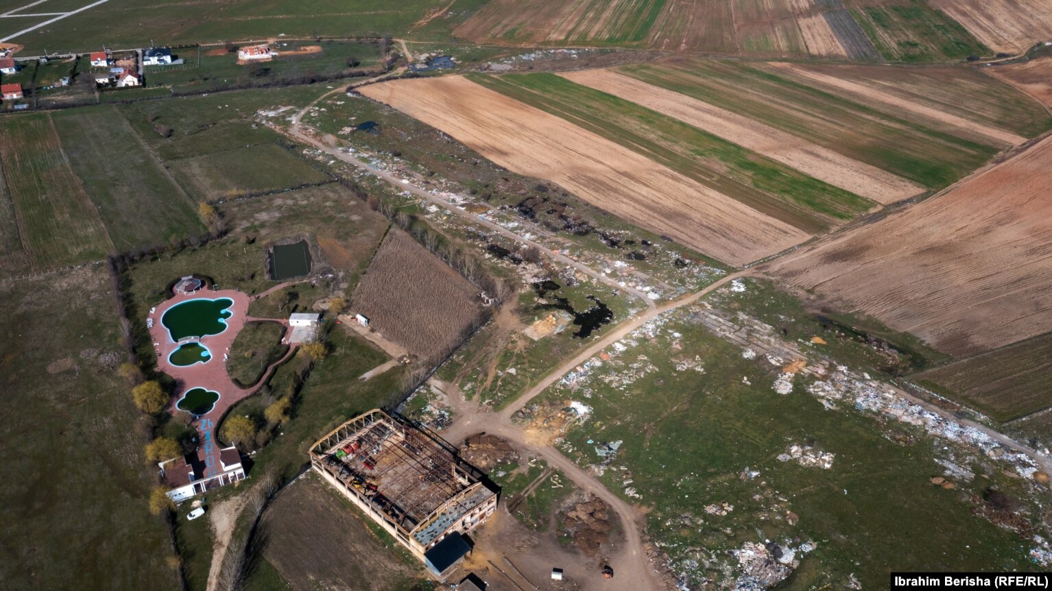 Pamje nga lart e hapësirës së aerodromit të braktisur në Drenas.