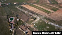 Pamje nga lart e hapësirës së aerodromit të braktisur në Drenas.